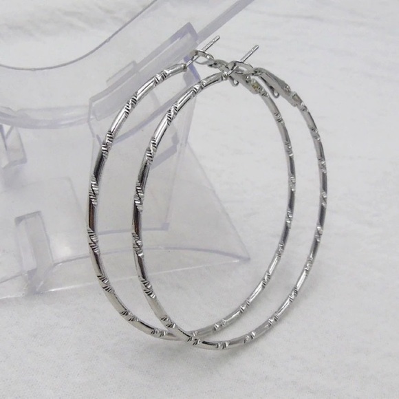 NEW!💙💎AWESOME💍TWISTED TEXTURE SILVERY HOOPS💎💙 - Picture 7 of 8